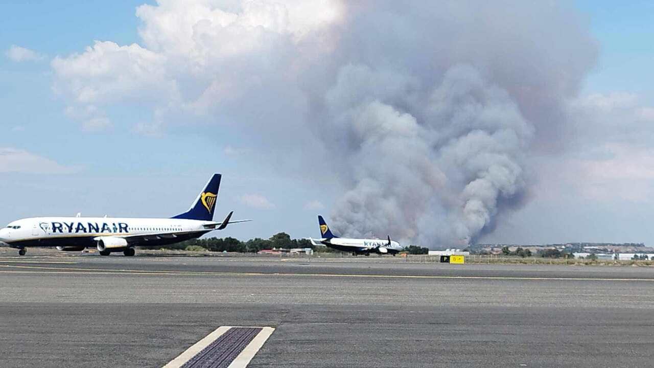 Incendio sulla Roma-Fiumicino: viabilità in difficoltà e servizio navetta Park51 temporaneamente sospeso